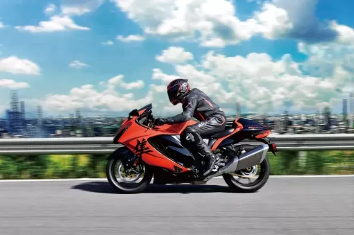gsx1300rrqm4-action-5.webp